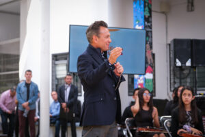 Pablo Lemus, gobernador de Jalisco, al micrófono. Letra Fría.