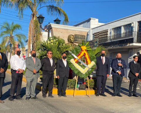 Miembros de la logia "Cofradía de la Luz N.60" montan guardia junto al busto de Benito Juárez. Foto: Jhoseline Ramírez