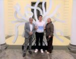 Imanol Martínez con su familia, posando con el reconocimiento simbólico por obtener la beca del Legado Grodman Foto: Cortesía de Imanol Martínez