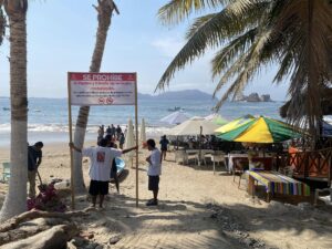 Colocan lonas en playas de Melaque