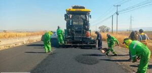 Trabajadores tapan baches en carreteras federales de Jalisco. Letra Fría.