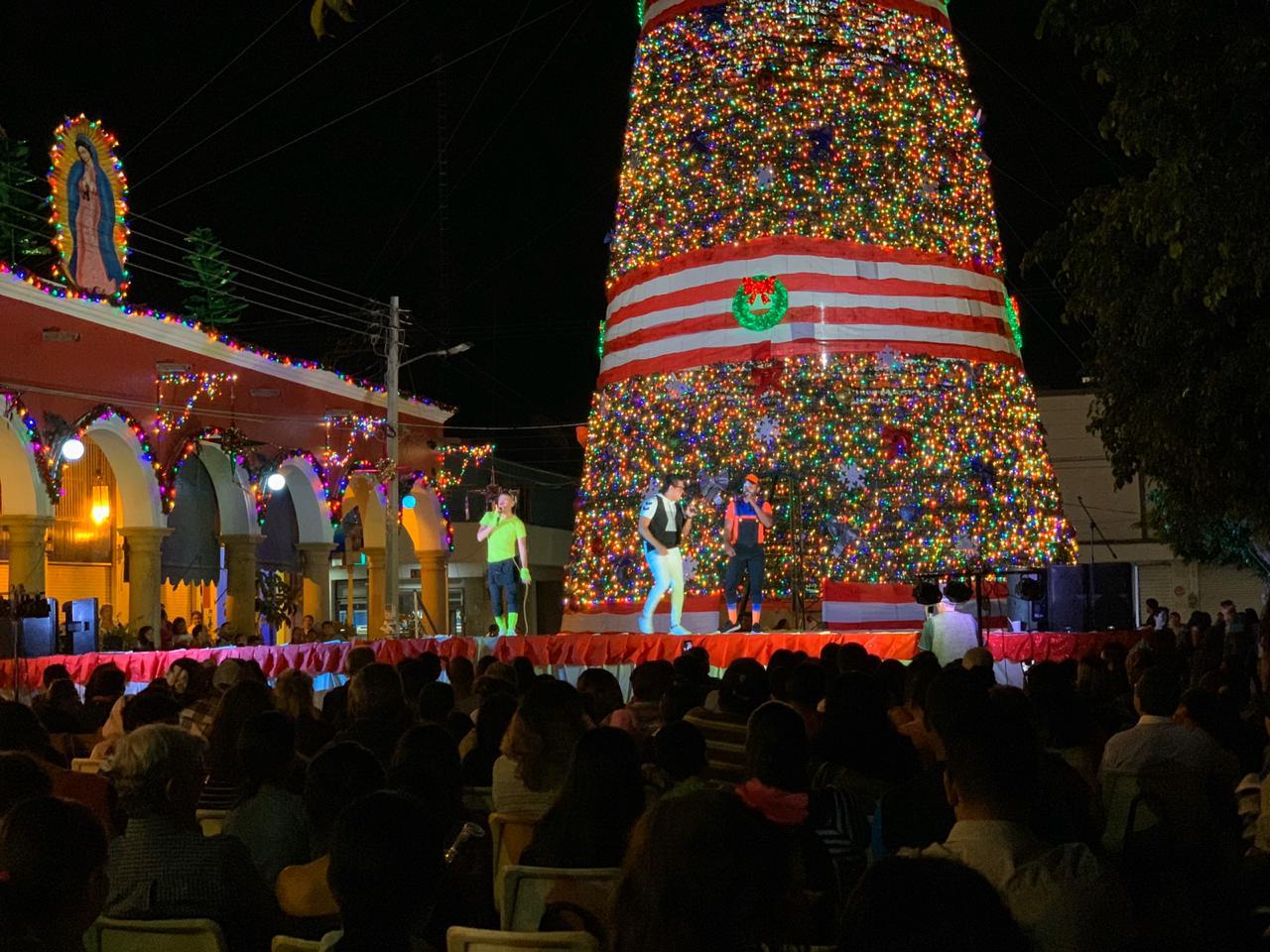 Alistan desfile navideño en Autlán - Letra Fría