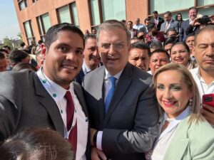 El presidente de Tecolotlán, Eliud Saldaña (izquierda), y, la alcaldesa de Unión de Tvla, Gala Lepe (derecha), en compañía de el Secretario de Relaciones Exteriores, Marcelo Ebrard (centro). (Fotografía: Eliud Saldaña Vázquez)