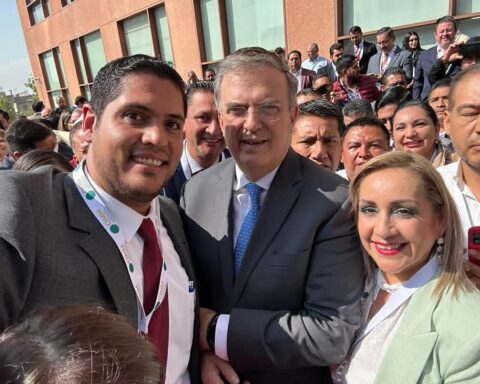 El presidente de Tecolotlán, Eliud Saldaña (izquierda), y, la alcaldesa de Unión de Tvla, Gala Lepe (derecha), en compañía de el Secretario de Relaciones Exteriores, Marcelo Ebrard (centro). (Fotografía: Eliud Saldaña Vázquez)