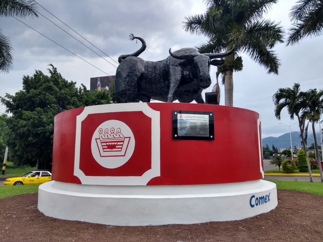 Reinstalaron la escultura del toro en glorieta de Autlán – Letra Fría