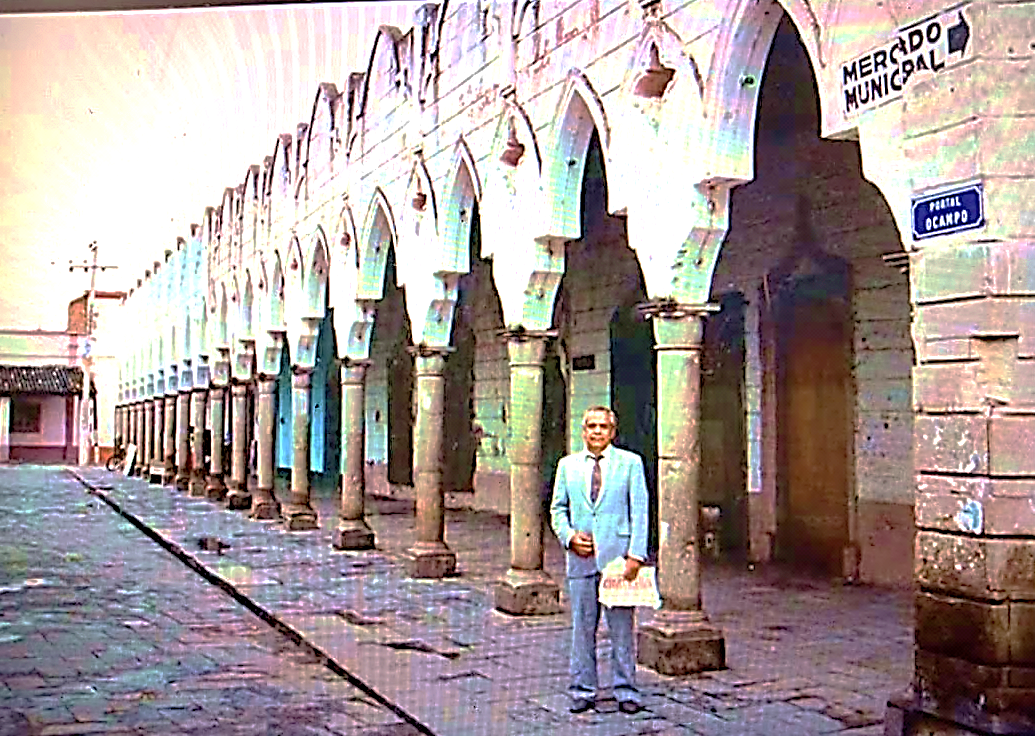 Don Gilberto Parra, frente al Portal Ocampo San Gabriel, cerca de 1990.